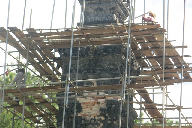 Tu sửa trụ biểu ở lăng Khải Định