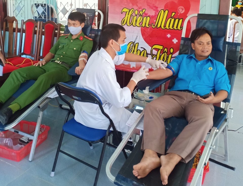 Cán bộ, người dân A Lưới tình nguyện bổ sung nguồn máu trong mùa dịch
