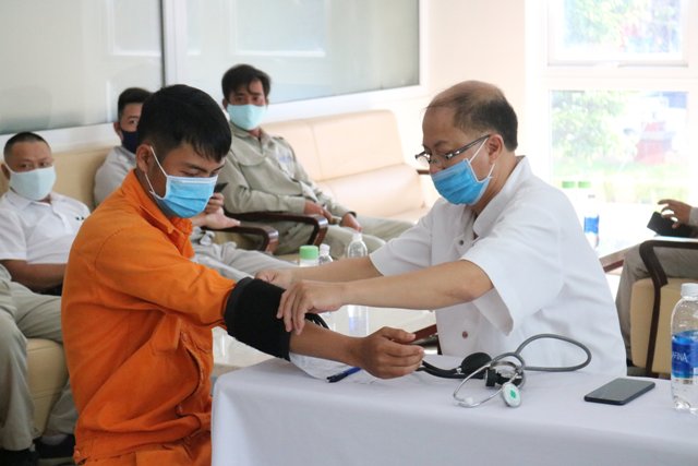 120 cán bộ công nhân viên, lao động ngành điện tham gia hiến máu tình nguyện