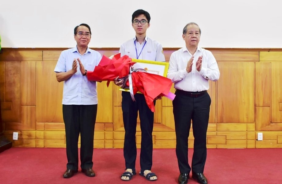 UBND tỉnh tặng bằng khen cho học sinh đạt huy chương vàng Olympic Sinh học Quốc tế 2020