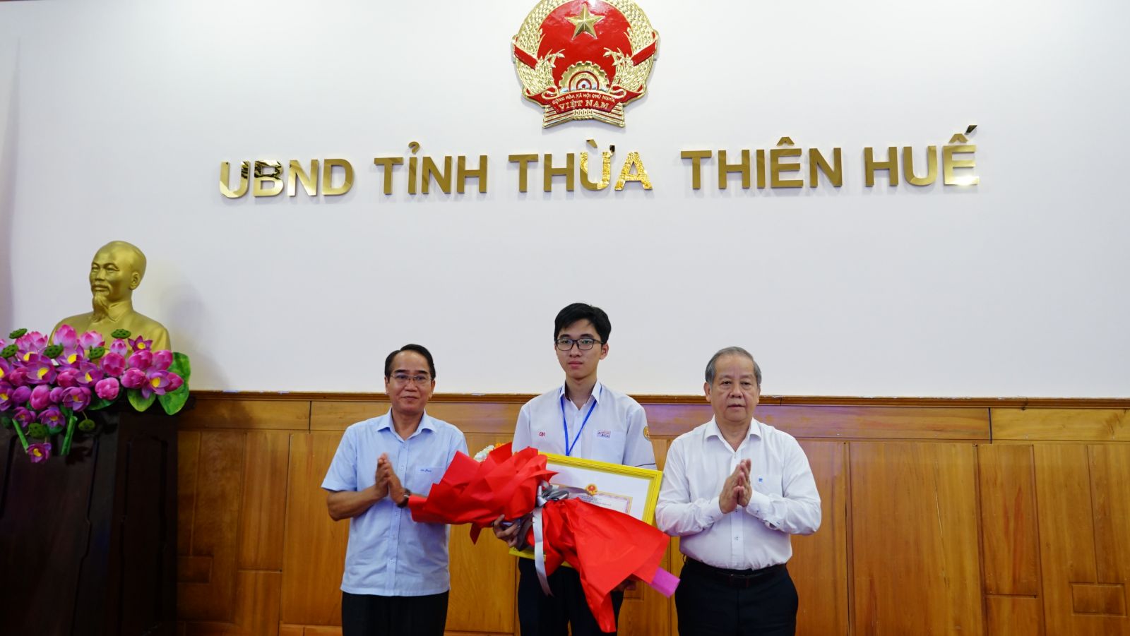 Provincial People’s Committee awards certificate of merit to student winning gold medal in International Biology Olympiad 2020