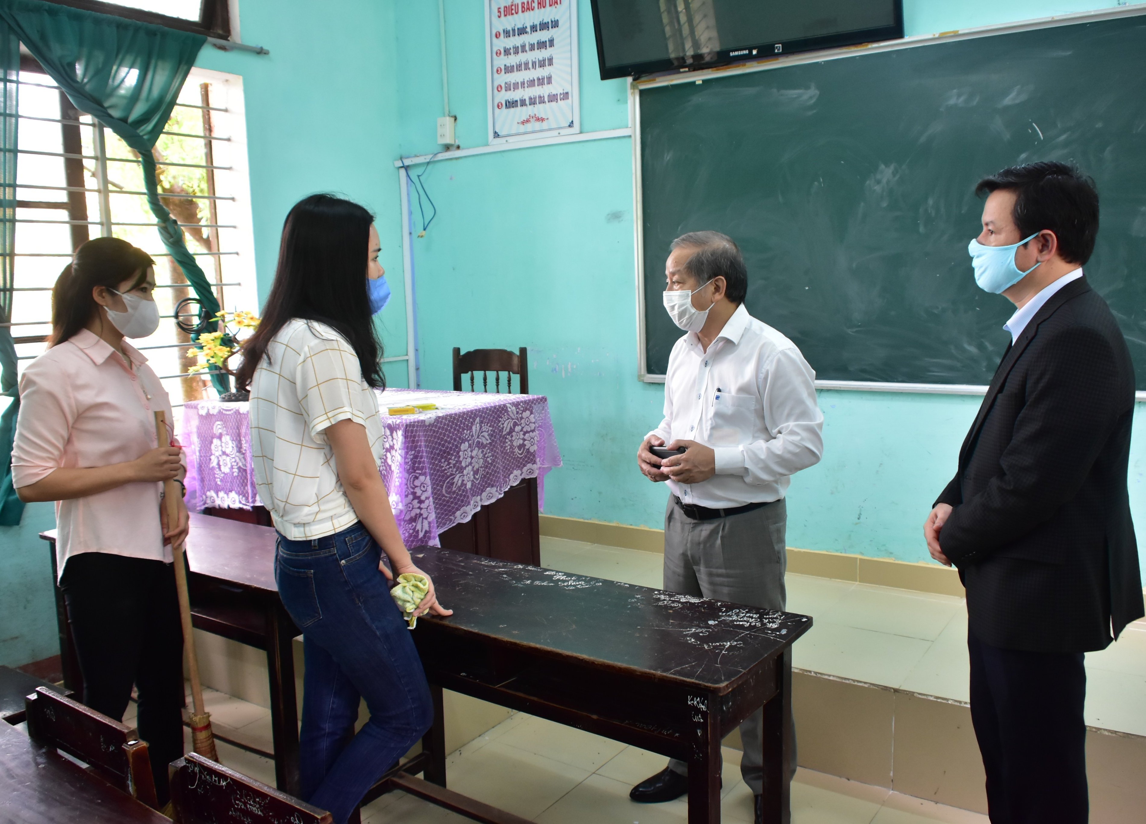 Tháo dỡ dần các giãn cách để phát triển