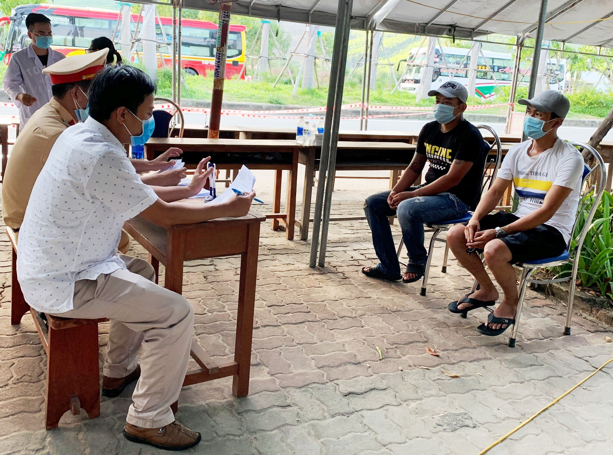 Buộc 2 tài xế cách ly có trả phí do vi phạm quy định phòng, chống COVID – 19