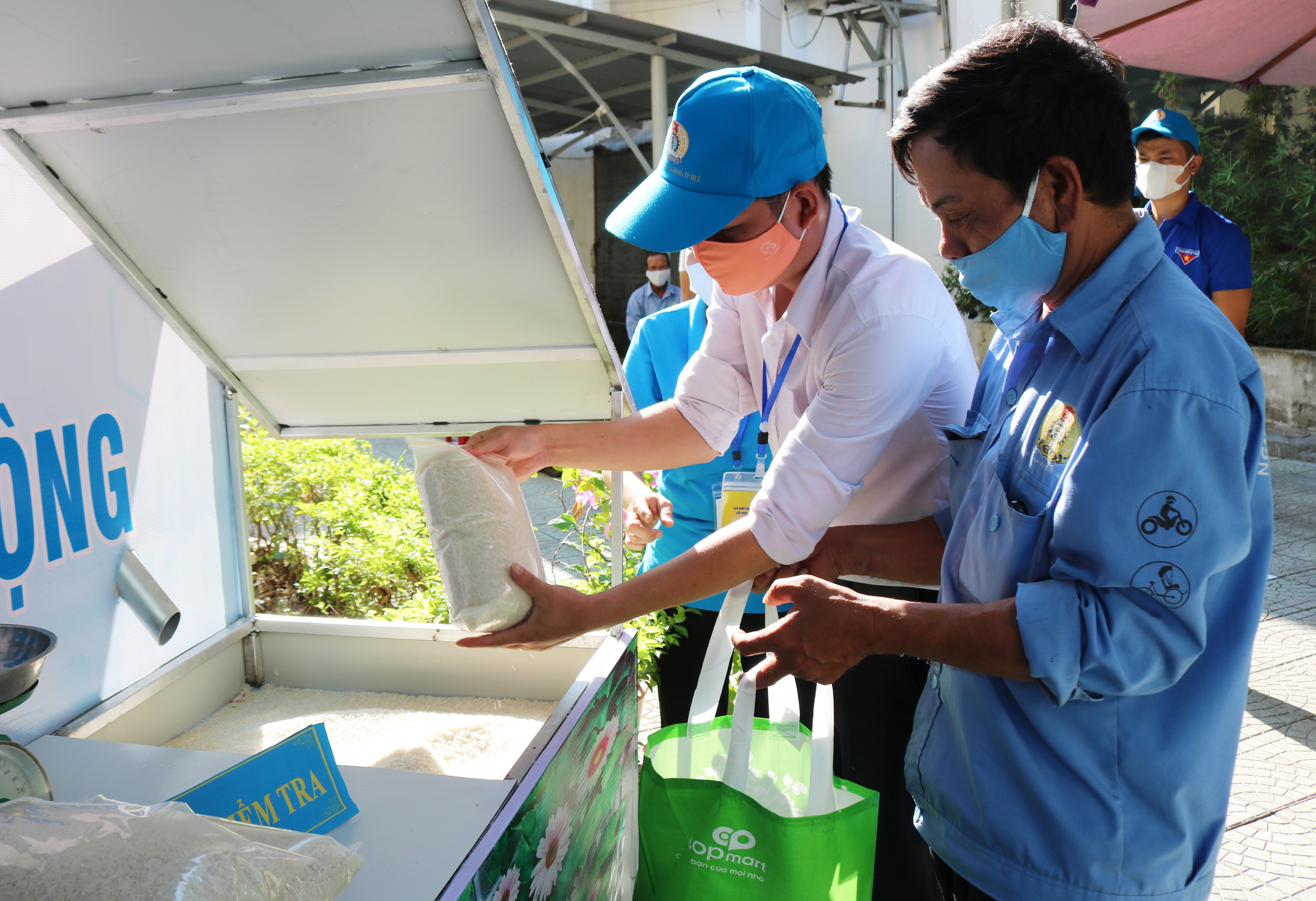 Khởi động ATM gạo hỗ trợ người lao động khó khăn