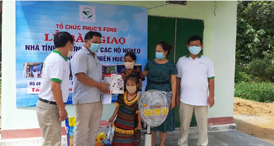 Bàn giao nhà tình thương cho phụ nữ đơn thân ở A Lưới