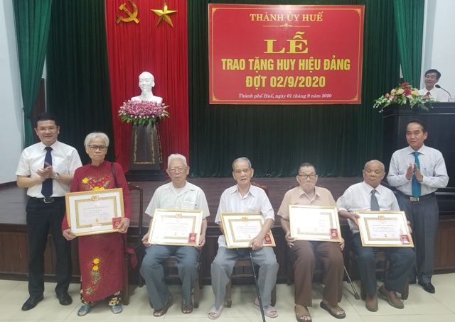 Thành ủy Huế trao Huy hiệu Đảng cho 177 đảng viên