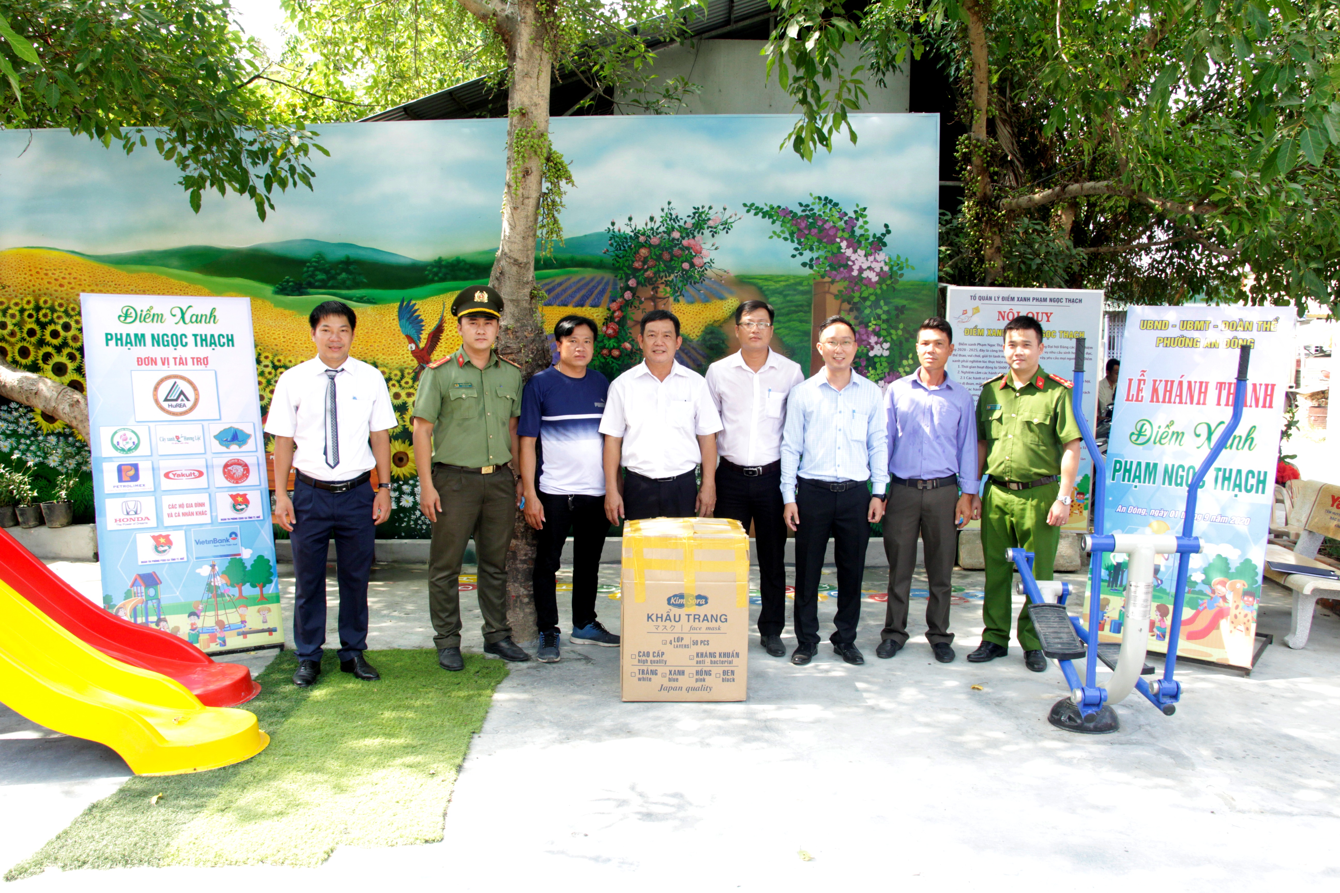 Tặng khẩu trang và nhu yếu phẩm tại 6 chốt kiểm soát y tế