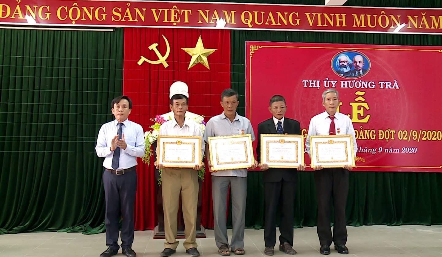 Trao huy hiệu Đảng đợt 2 9 cho các đảng viên ở Hương Trà và A Lưới