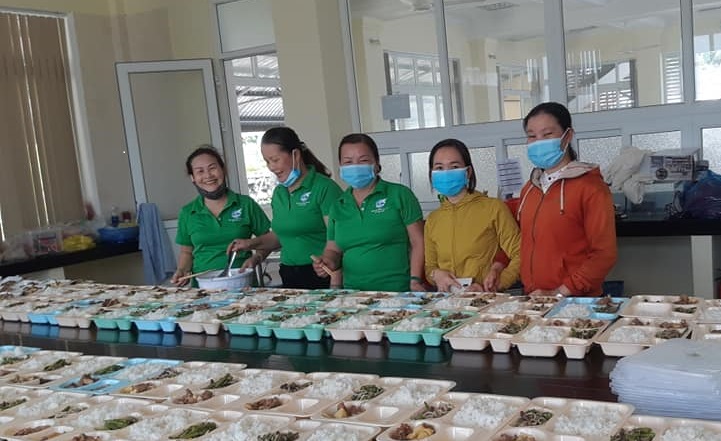 Ngày lễ, chị em phụ nữ vẫn tham gia phục vụ hậu cần khu cách ly