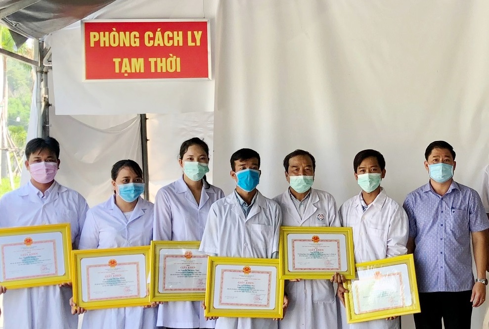 Khen thưởng người dân và lực lượng giúp sản phụ vượt cạn tại chốt kiểm soát số 4