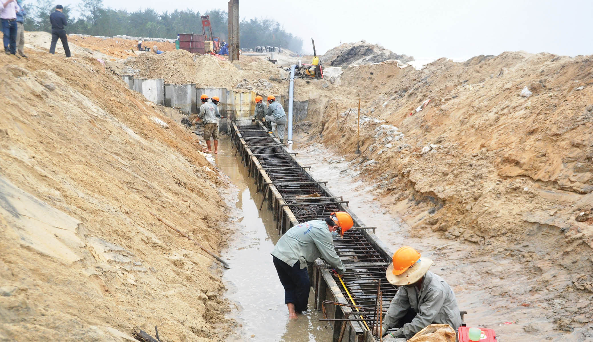 Vừa phòng dịch, vừa thi công