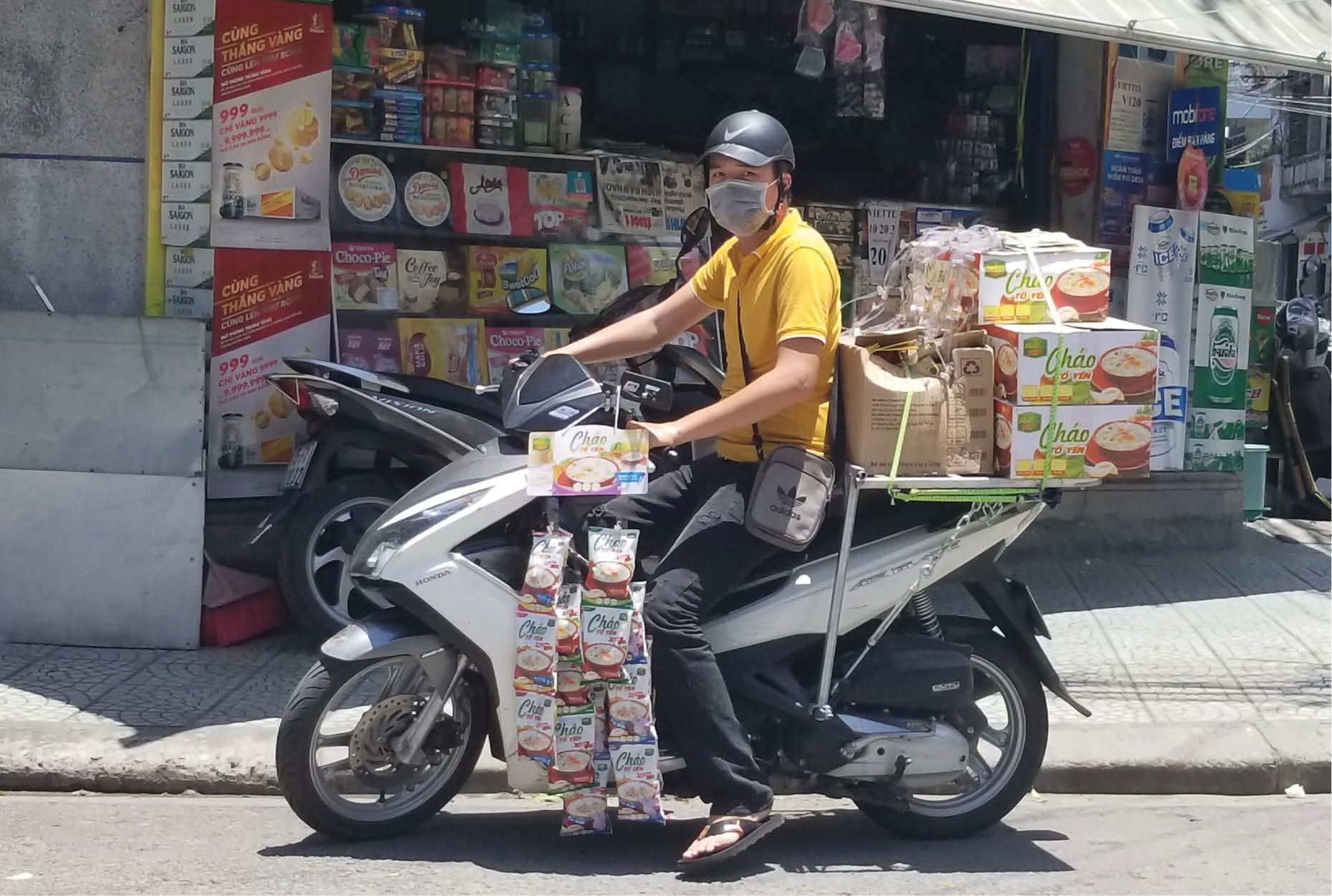 Người lao động xoay xở mưu sinh trong mùa dịch