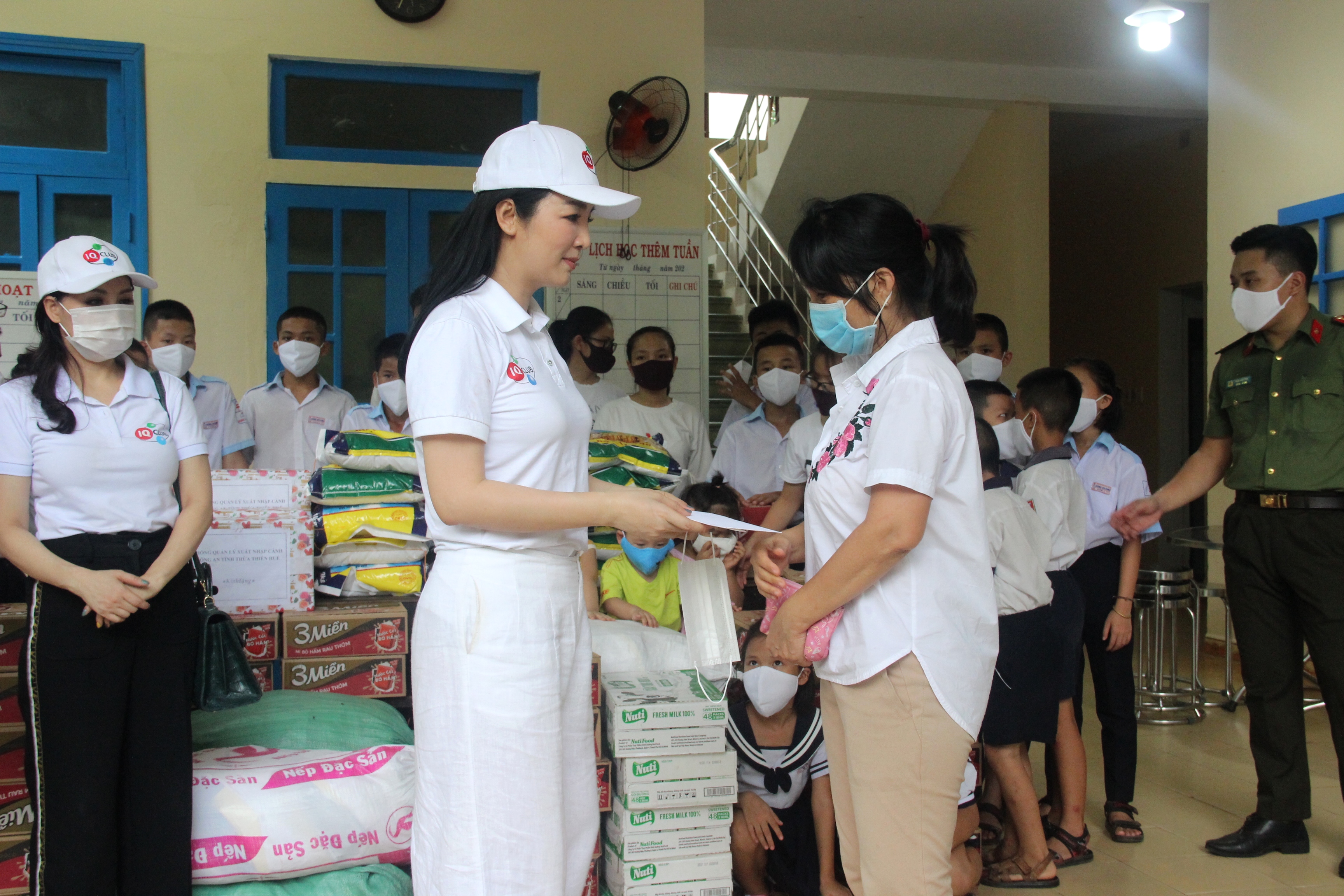 Trao hàng trăm suất quà cho trẻ em mồ côi, có hoàn cảnh khó khăn