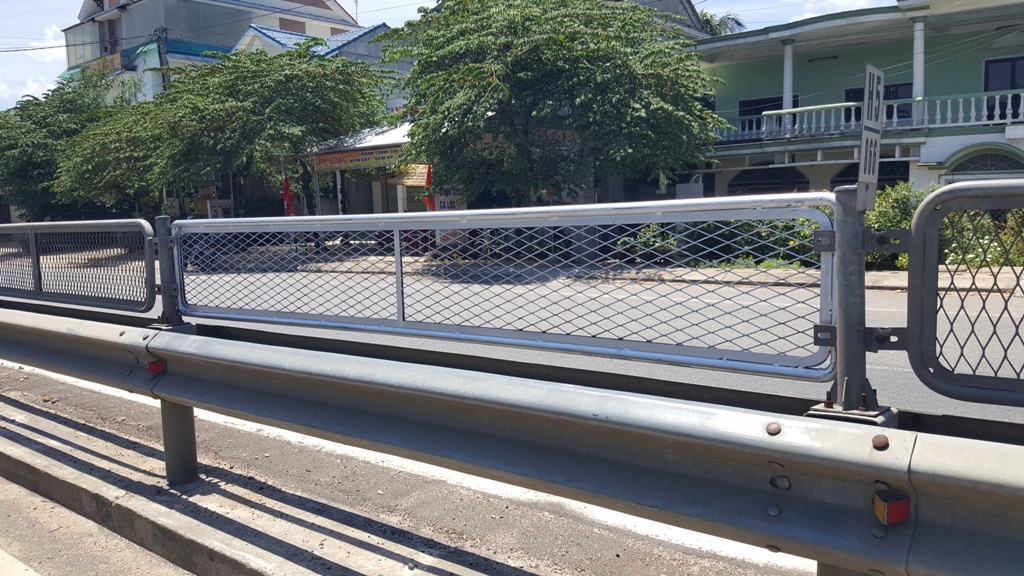 Lắp đặt gần 140 tấm lưới chống lóa bị mất trên Quốc lộ1A