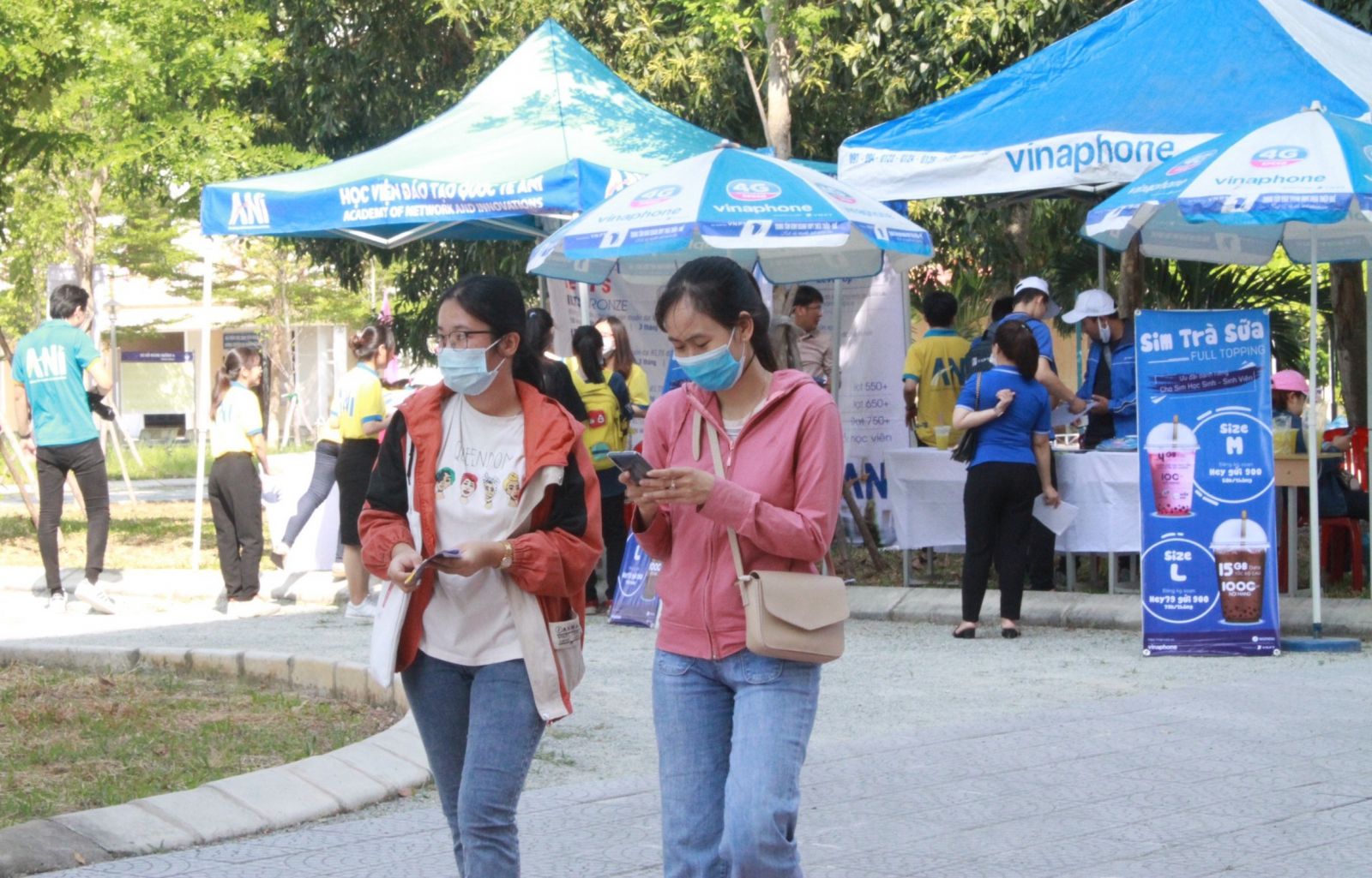 Nearly 330 excellent students with awards admitted to Hue University