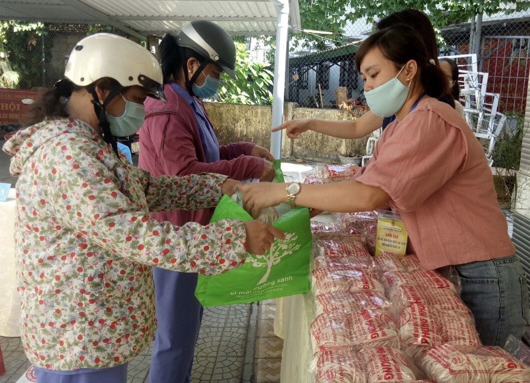 Cây ATM gạo và Phiên chợ 0 đồng hỗ trợ người lao động trong mùa dịch