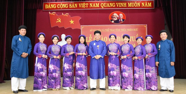 Sở Văn hóa và Thể thao mặc áo dài truyền thống chào cờ đầu tuần