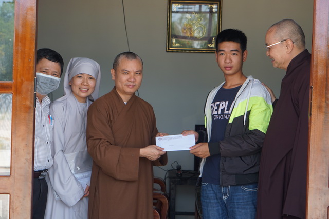 Tặng quà cho 25 hộ nghèo Thượng Thành tái định cư ở Hương Sơ