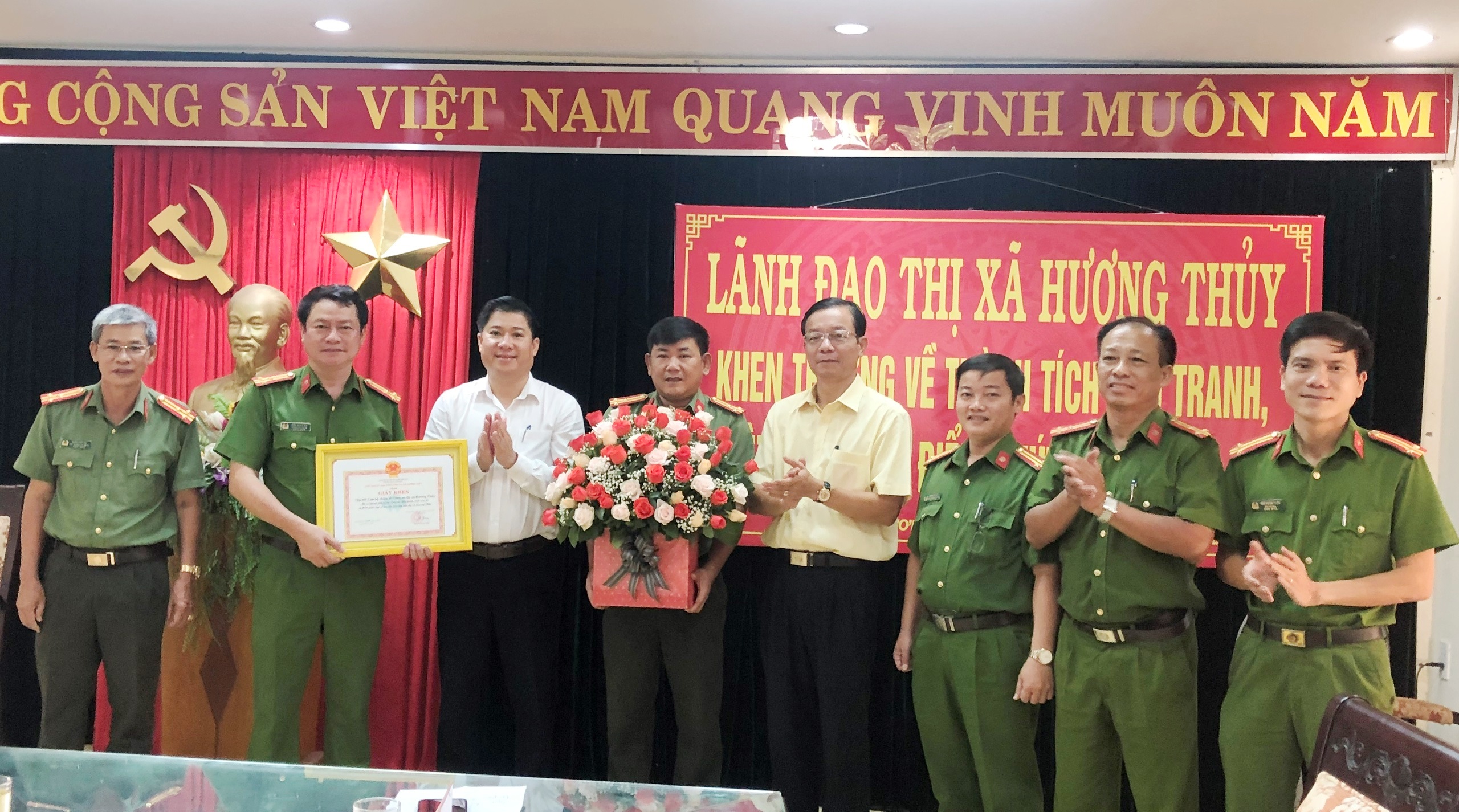 Khen thưởng Công an Hương Thủy phá thành công nhiều tụ điểm ma túy