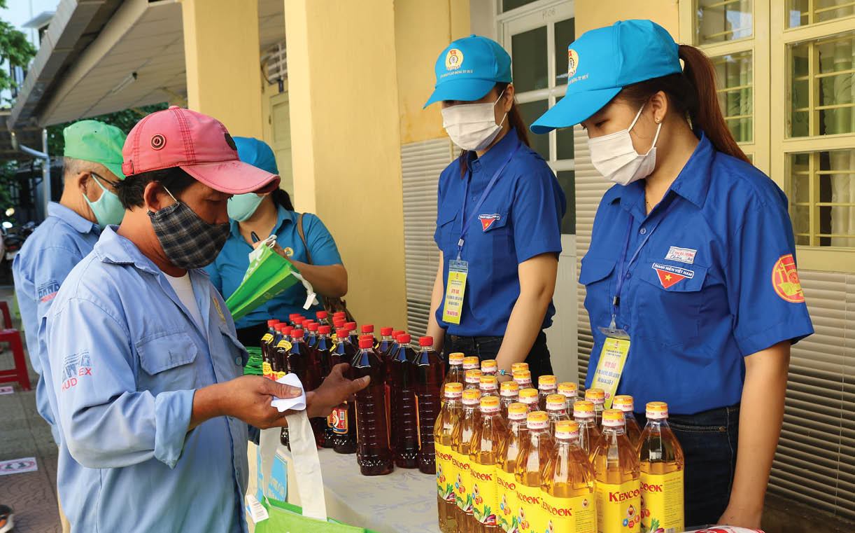 Đồng hành, sẻ chia với người lao động