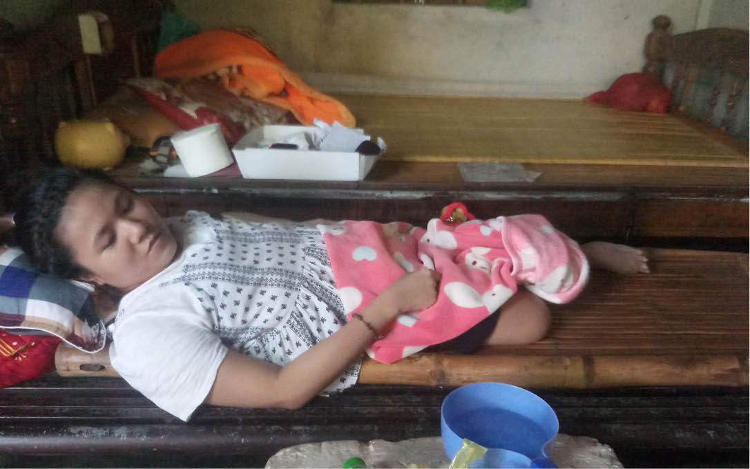 Gia cảnh khó khăn của cô gái xương thủy tinh