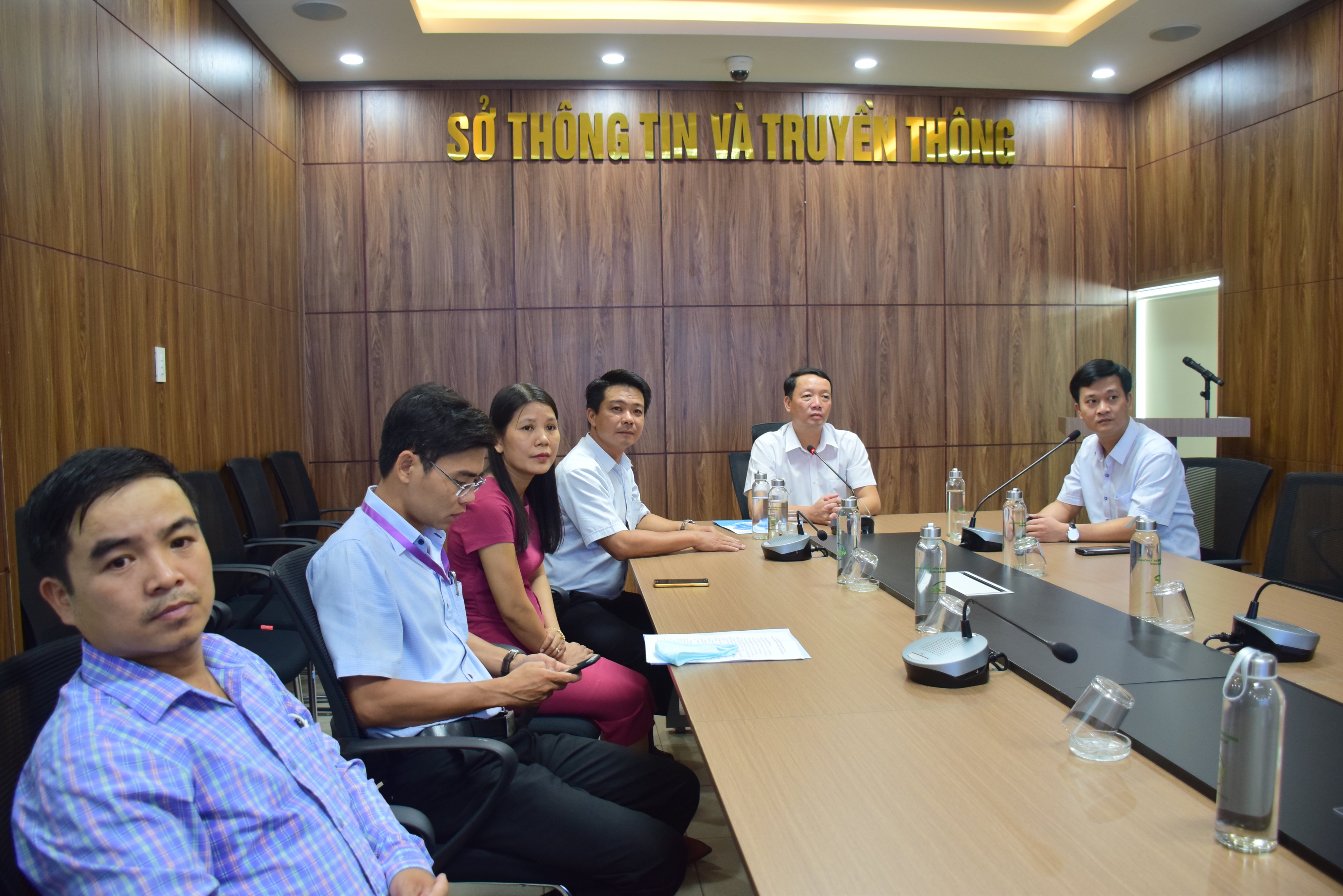 Hỗ trợ người dân, chính quyền chống dịch