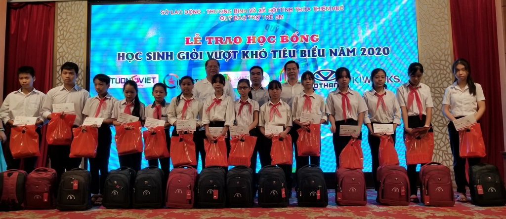 Trao học bổng cho 100 học sinh giỏi vượt khó tiêu biểu năm 2020