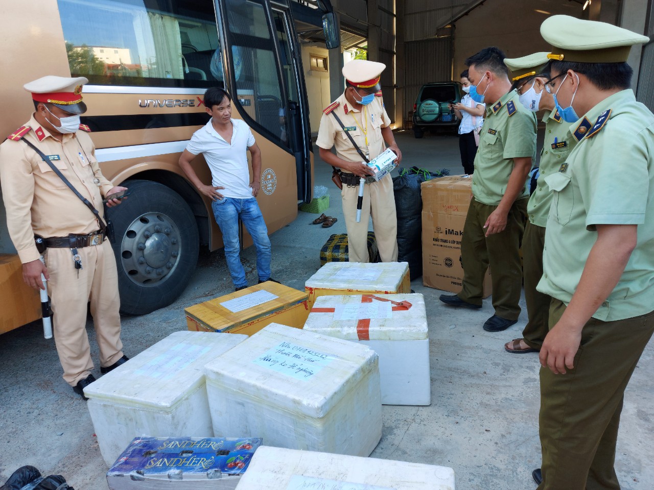 Ô tô khách ngoại tỉnh chở một lượng lớn hàng hóa không rõ nguồn gốc