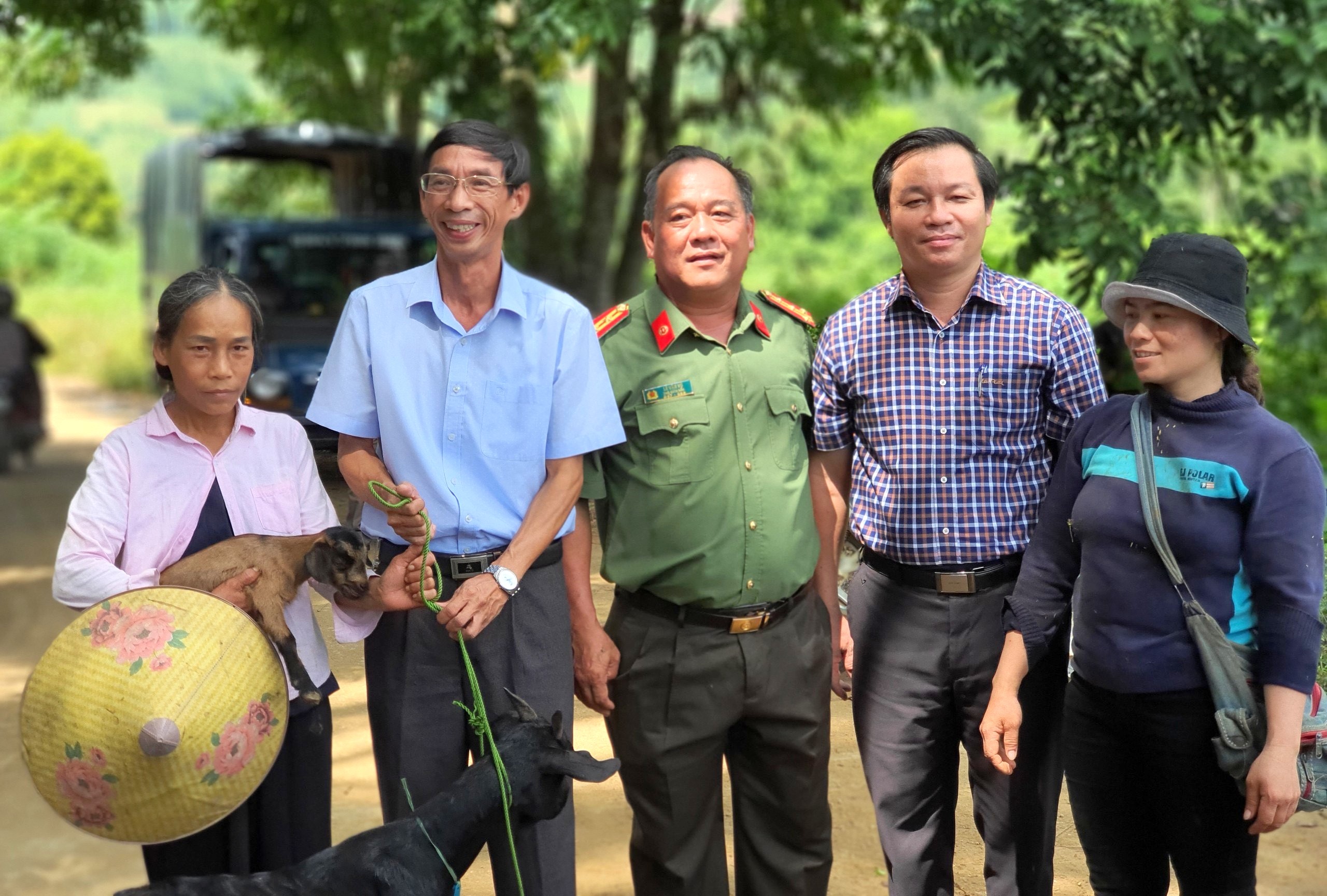 Trao tặng con giống, vật tư xây dựng giúp đỡ người dân nghèo Hồng Thủy