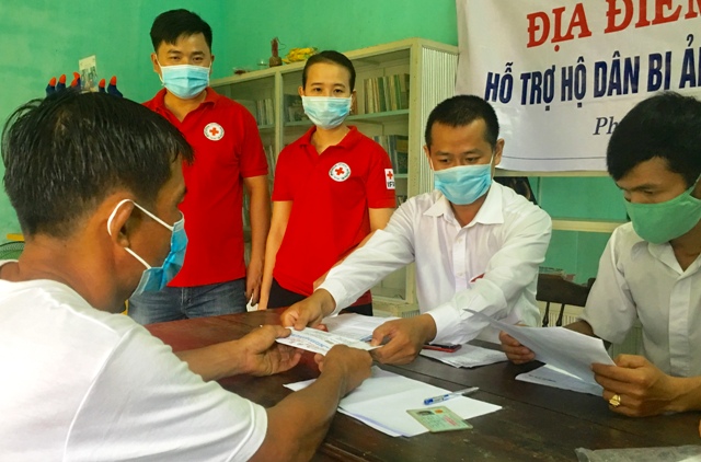 Cấp phát tiền hỗ trợ cho các hộ dân bị ảnh hưởng bởi dịch bệnh COVID-19