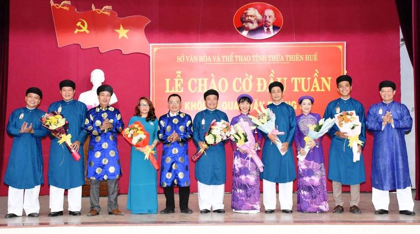 Áo dài nam nơi công sở - đừng vội bài bác