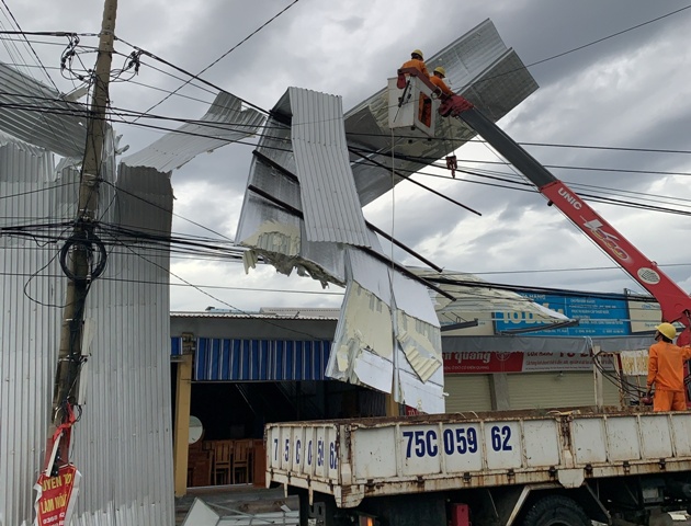 Huy động tổng lực khắc phục sự cố lưới điện do bão số 5