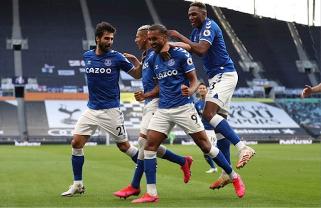 Sân bóng vắng khán giả