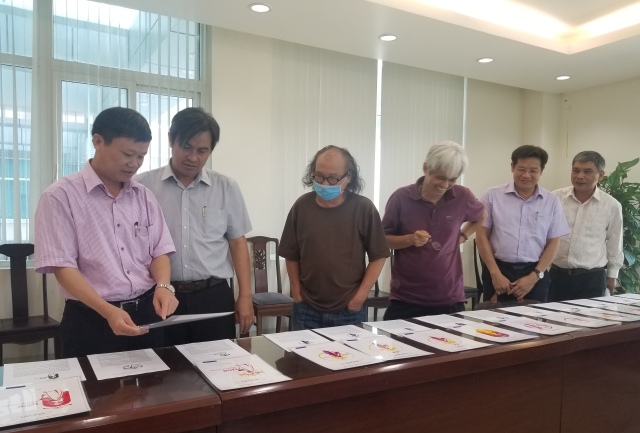 Đặt hàng thiết kế logo nhãn hiệu tập thể áo dài Huế