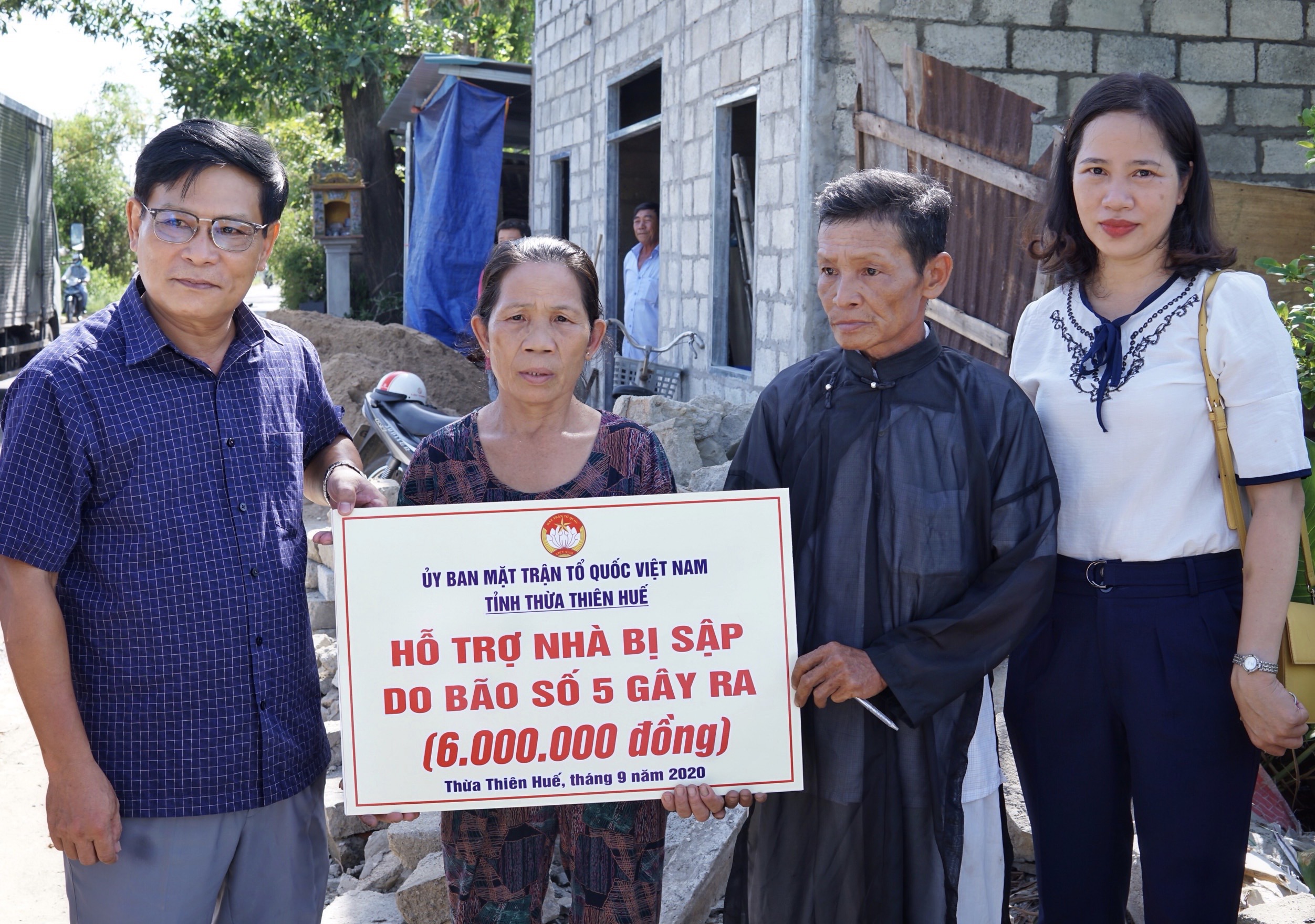 Chia sẻ khó khăn với những gia đình bị ảnh hưởng bão số 5