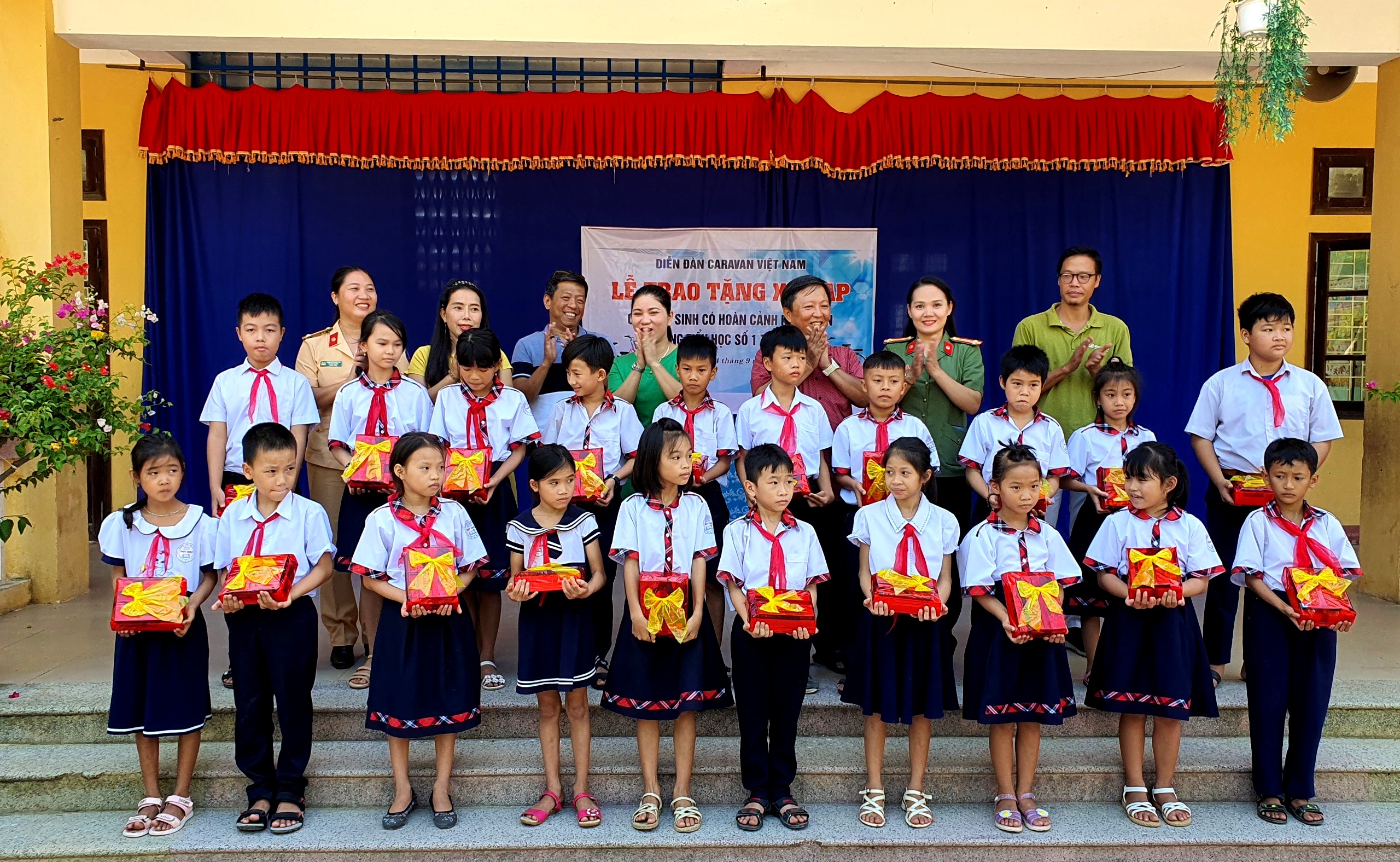 Trao xe đạp, quà Trung thu cho các em học sinh nghèo