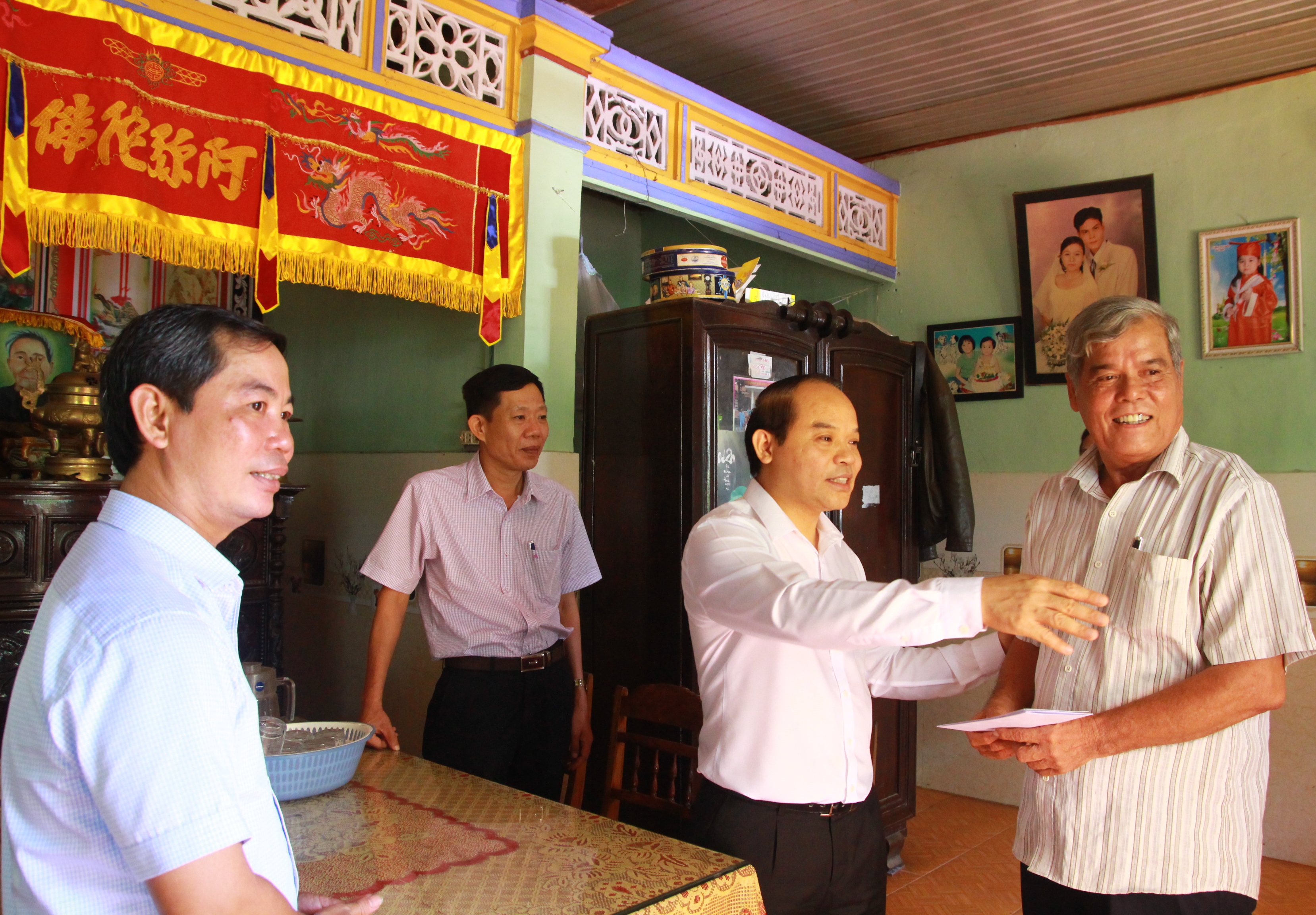 Trao quà cho các gia đình chính sách, khó khăn bị ảnh hưởng do bão số 5