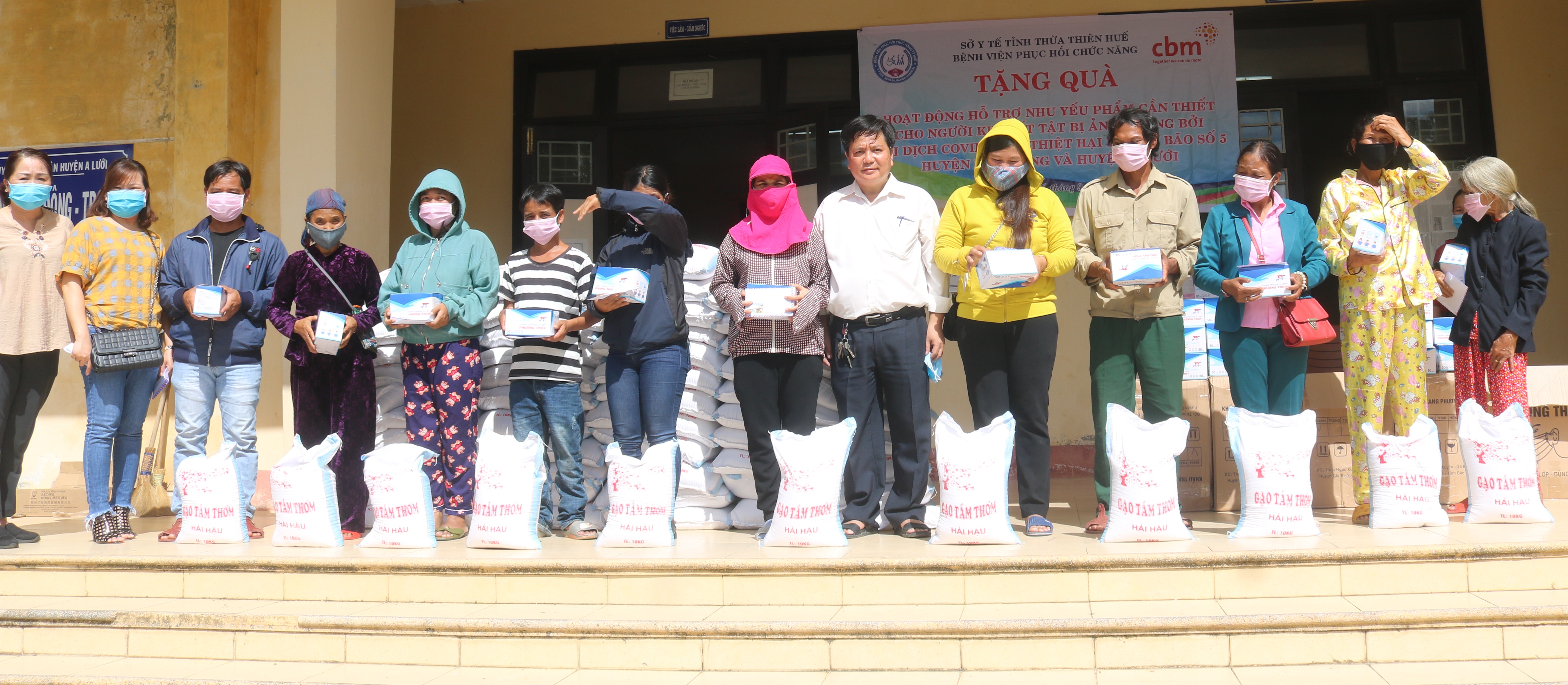 Tặng nhu yếu phẩm cho người khuyết tật khó khăn