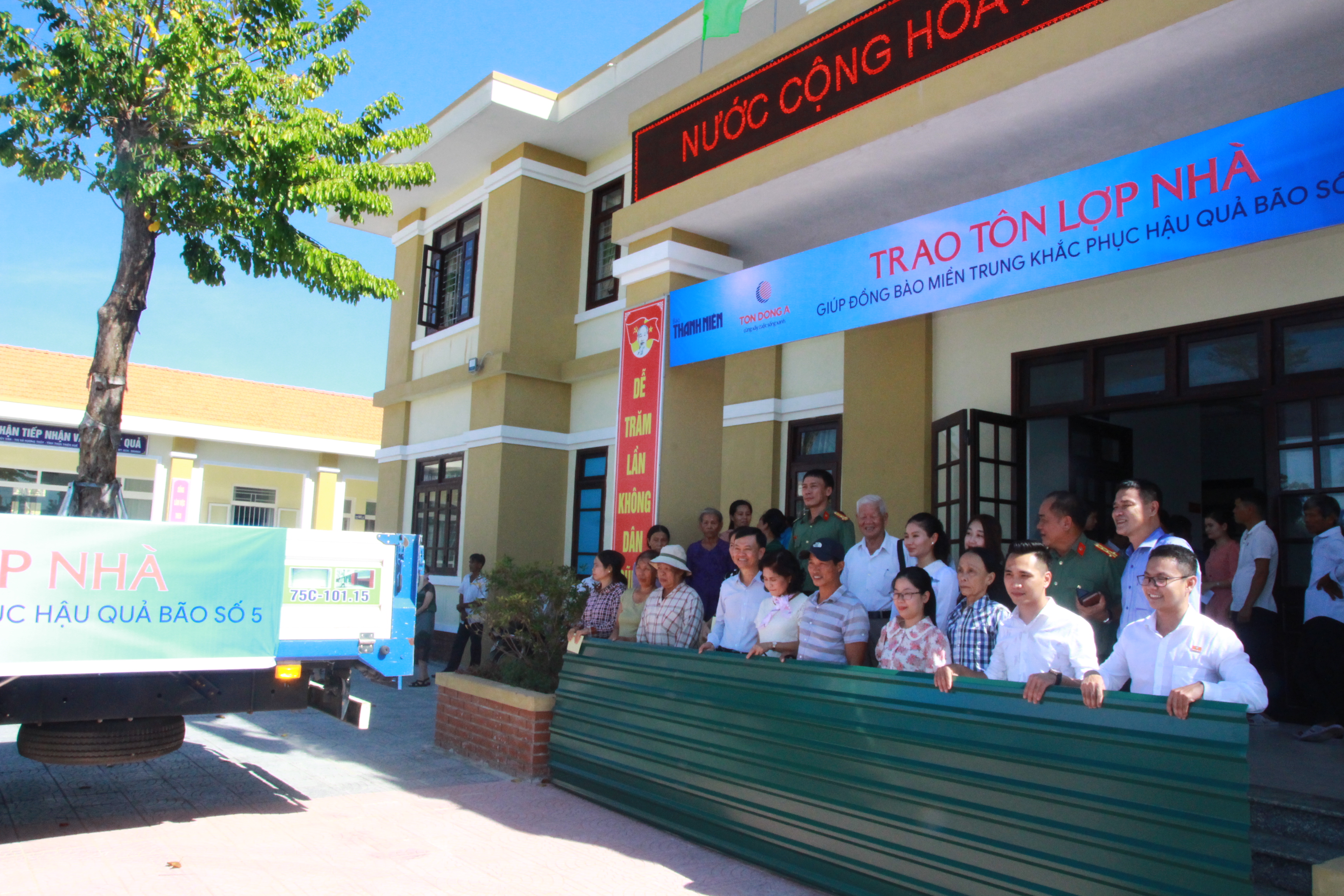 Trao tôn lợp nhà giúp đồng bào miền Trung khắc phục hậu quả bão số 5