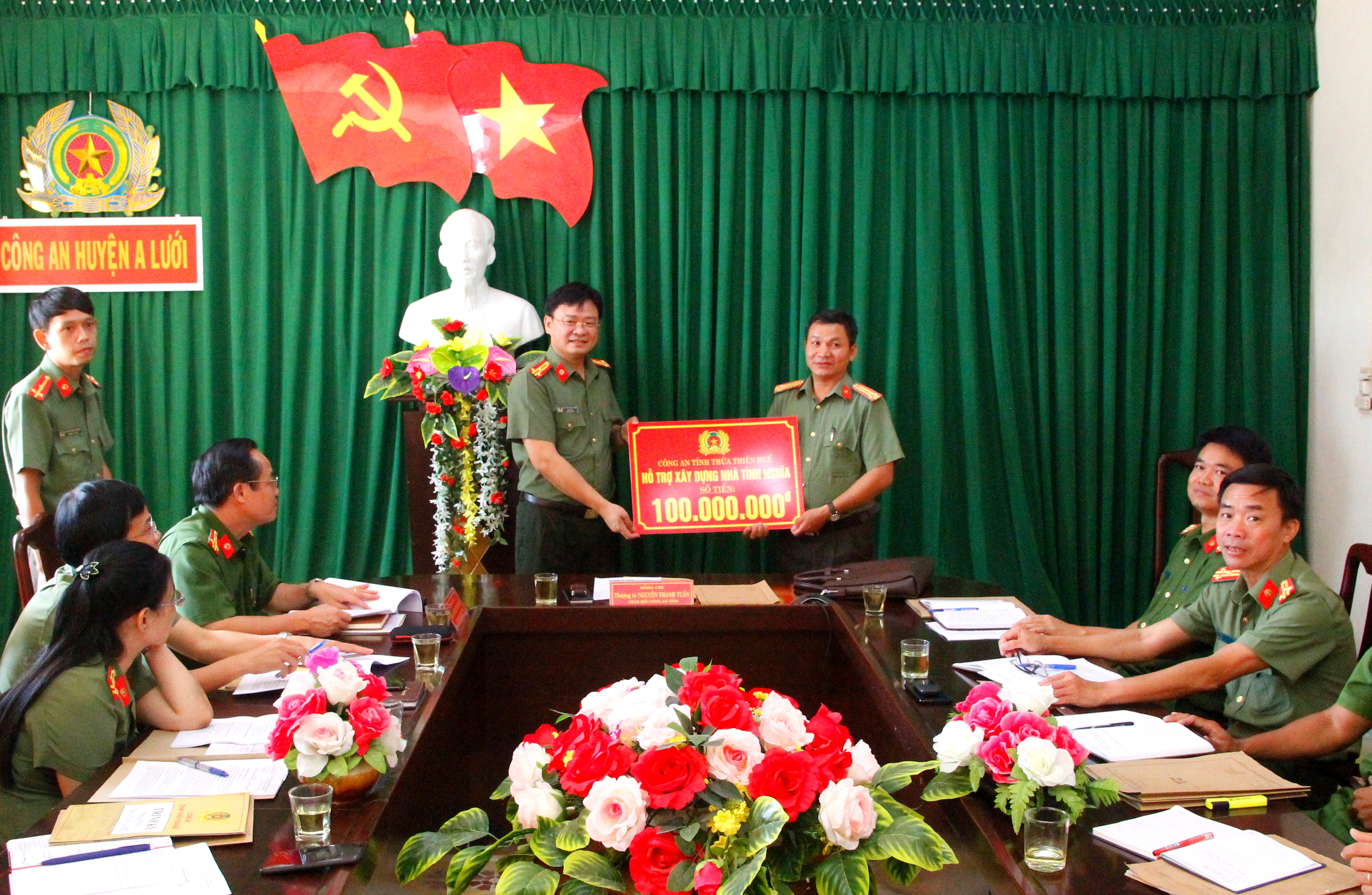 Trao tặng 100 triệu đồng xây dựng “Nhà tình nghĩa”