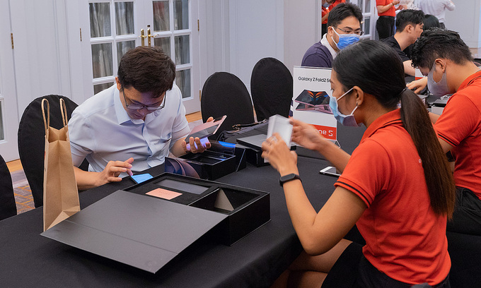 Samsung bán được 1 000 điện thoại Galaxy Z Fold2 tại Việt Nam