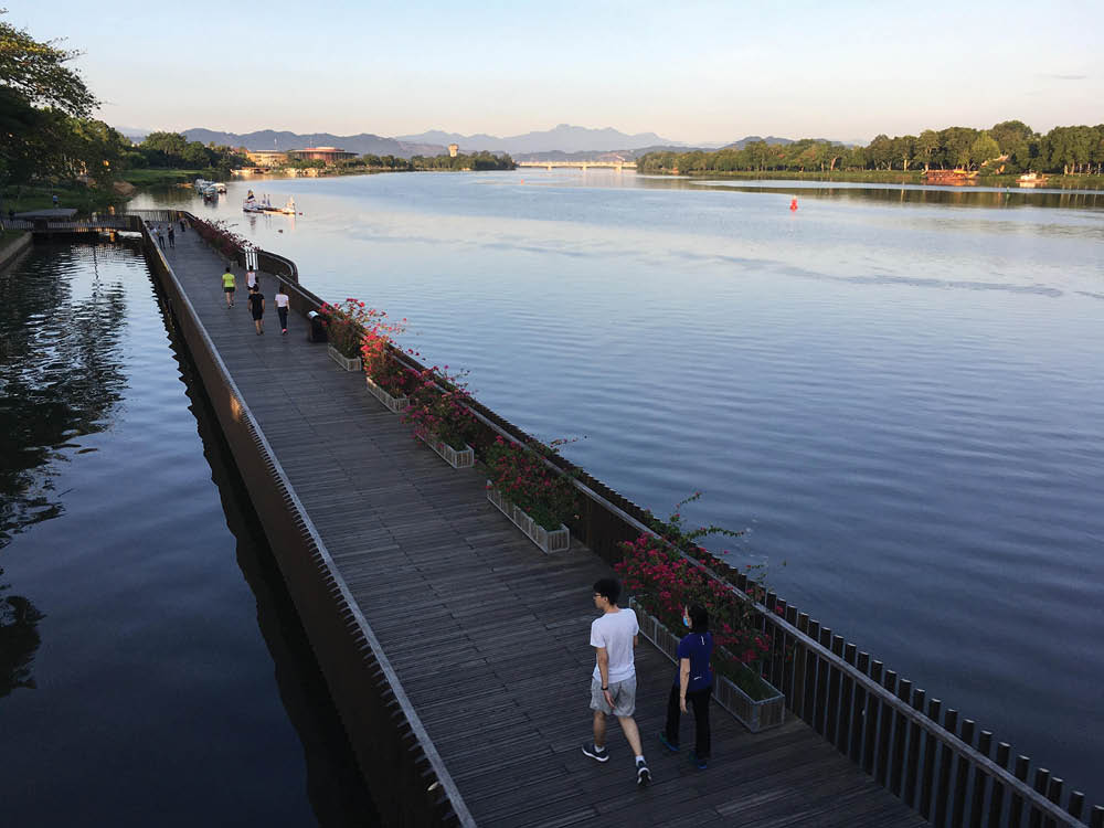 Huế mình vốn đẹp sẵn…