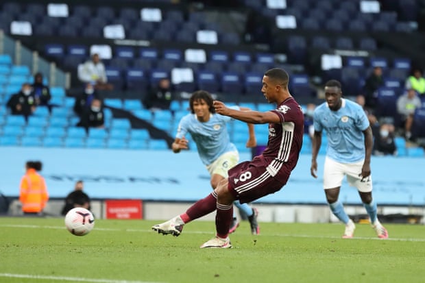 Hàng phòng ngự thi đấu thảm họa, Man xanh bị Leicester vùi dập