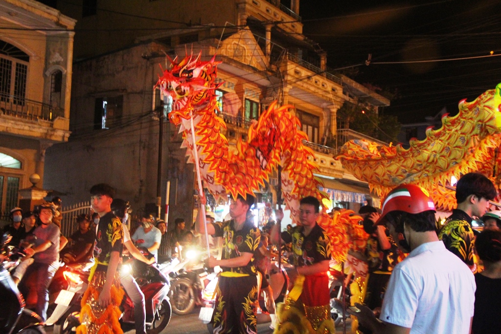Lân xuống phố, rộn ràng trung thu