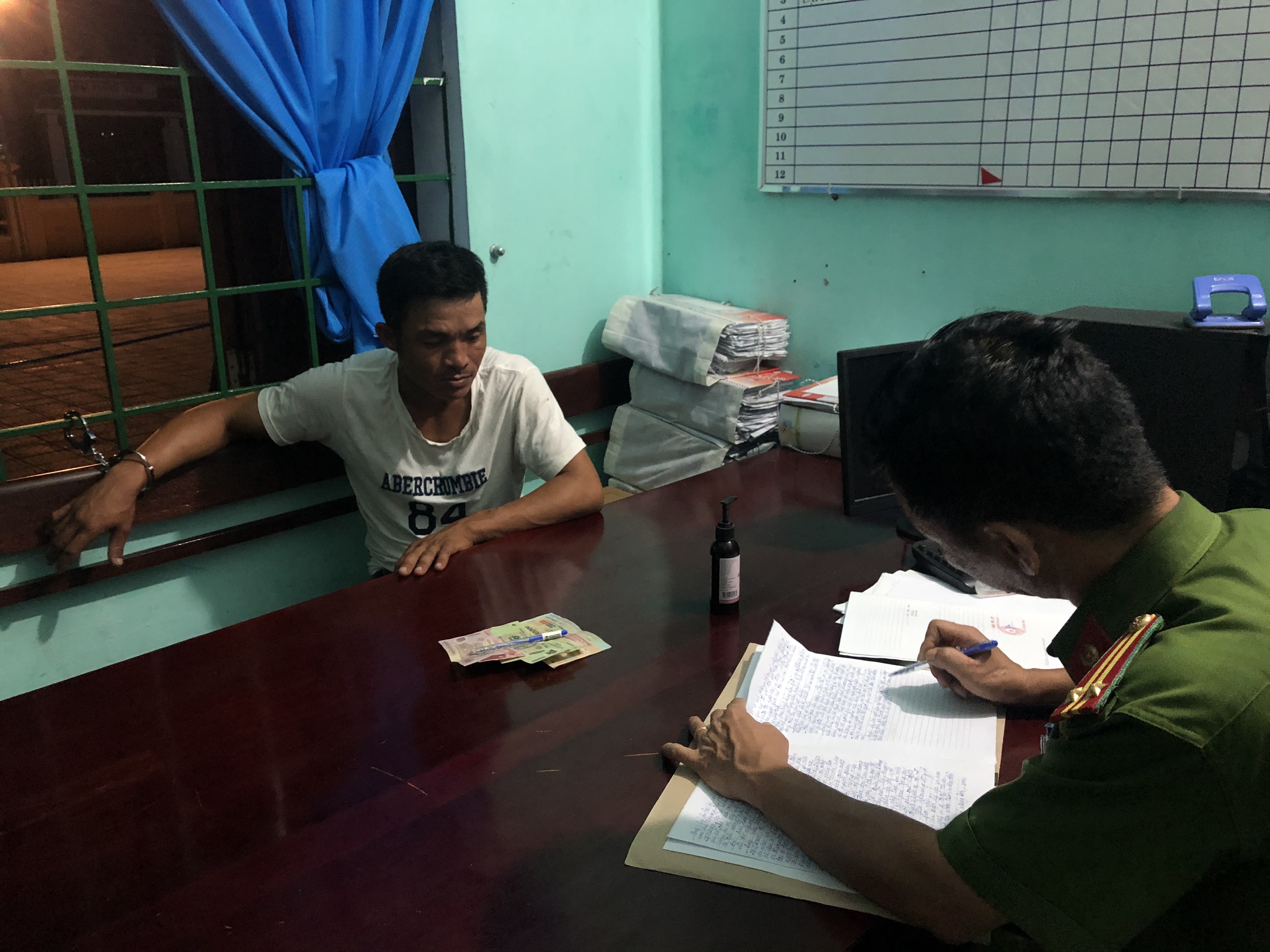 Dùng kích điện đe dọa, cướp tài sản người đi đường