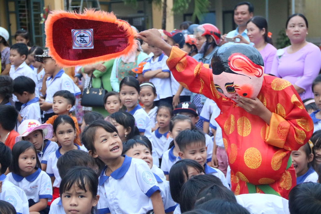 Mang trung thu về với hàng trăm học sinh tiểu học Phong Xuân