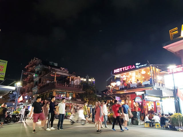 Phố Tây nhớ… khách Tây