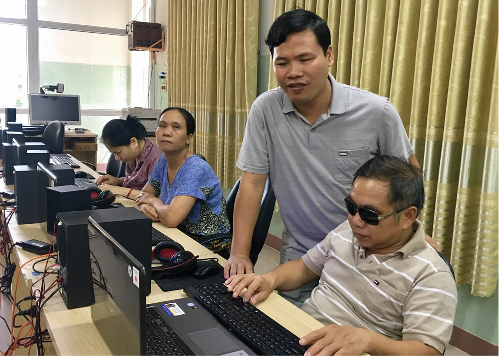 Thầy giáo khiếm thị mê công nghệ