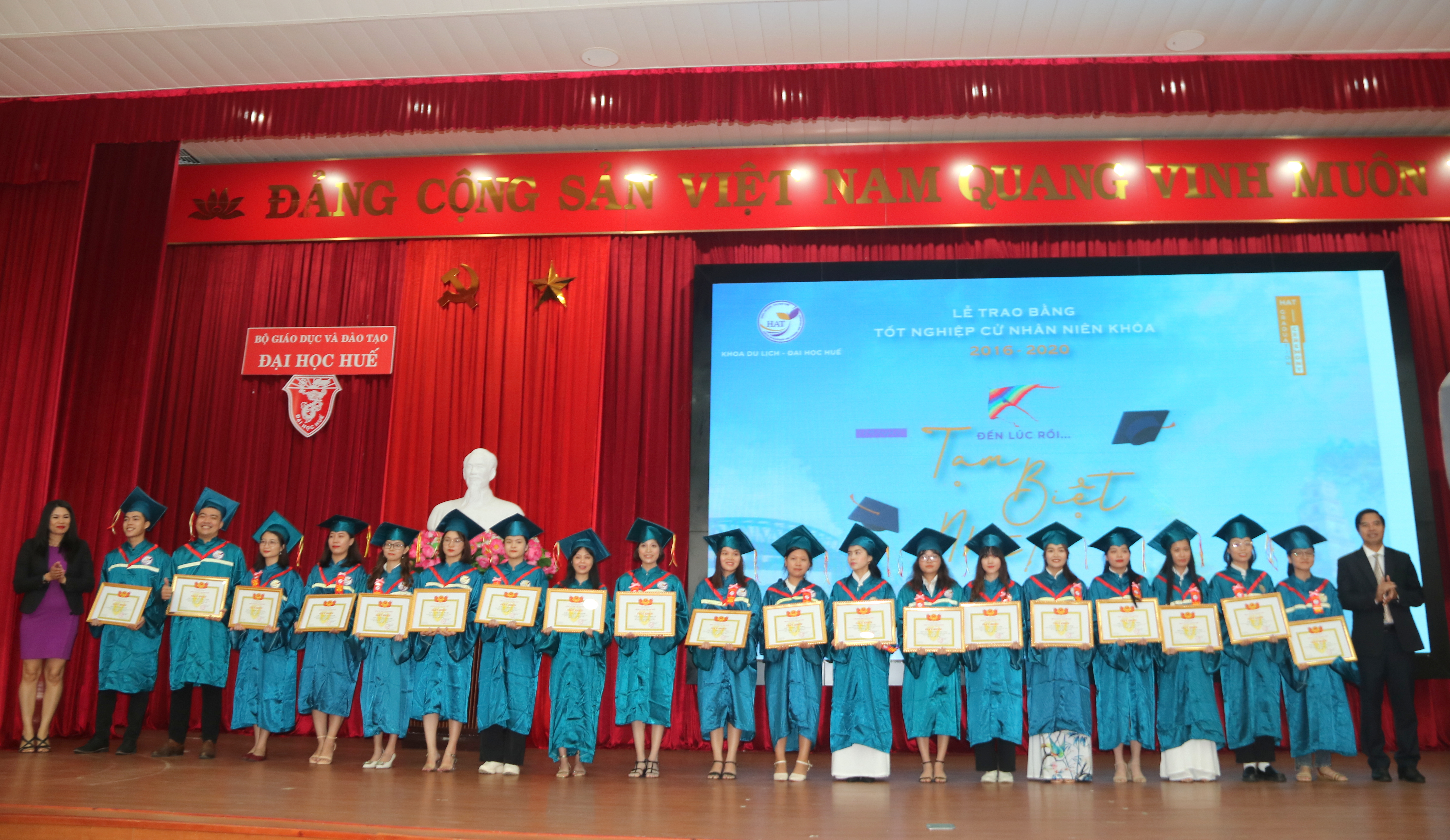 101 cử nhân Khoa Du lịch có việc làm khi nhận bằng tốt nghiệp