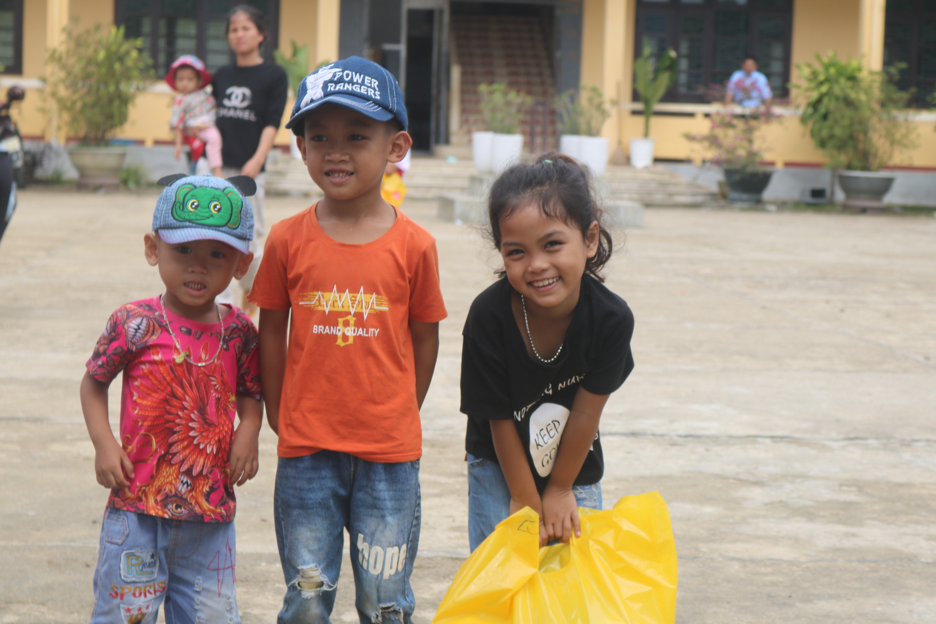 Tiếp sức học sinh A Lưới đến trường